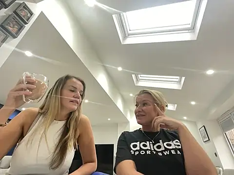 Snapshot of Cutebrowneyes_ chatting on November 12, 2025, 1:00 pm Cutebrowneyes online show from November 12, 2025, 1:00 pm