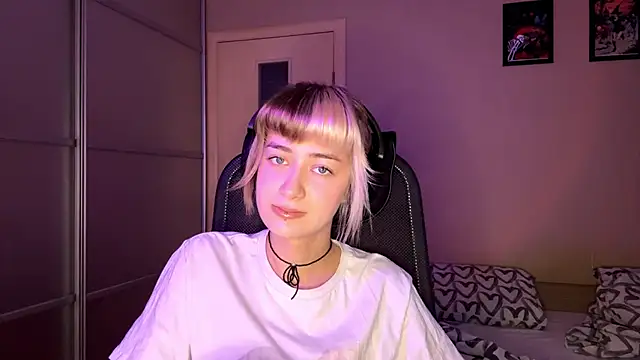 Snapshot of EmilySkyline chatting on November 12, 2025, 5:19 am EmilySkyline online show from November 12, 2025, 5:19 am