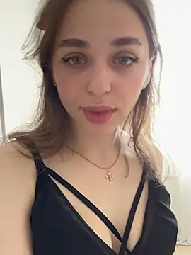 yoyogirlx online show from June 14, 2026, 2:24 am