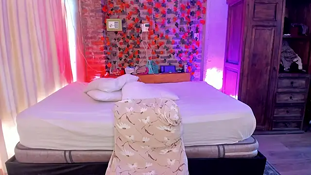 Snapshot of LaGoldenBitch chatting on November 22, 2025, 4:28 pm LaGoldenBitch online show from November 22, 2025, 4:28 pm