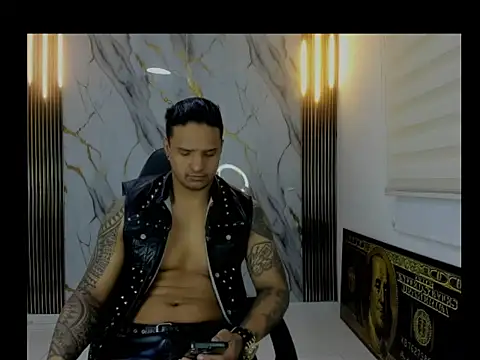 Snapshot of master_leather chatting on April 16, 2026, 9:39 pm master leather online show from April 16, 2026, 9:39 pm