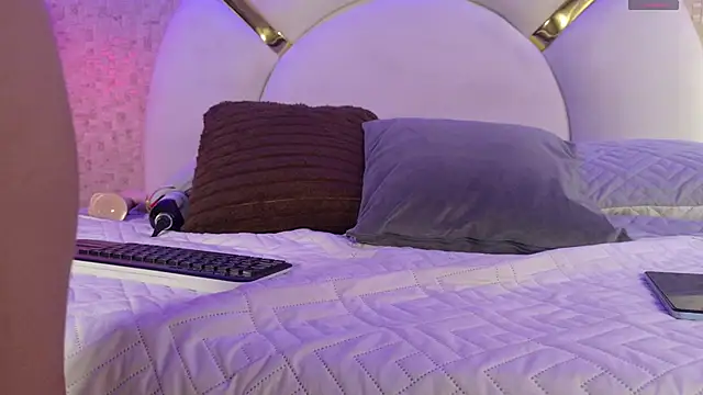 Caroline palmerr online show from November 16, 2025, 3:12 am