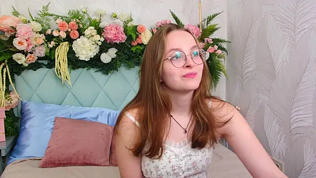 MadisonSmitt online show from December 15, 2025, 5:12 am