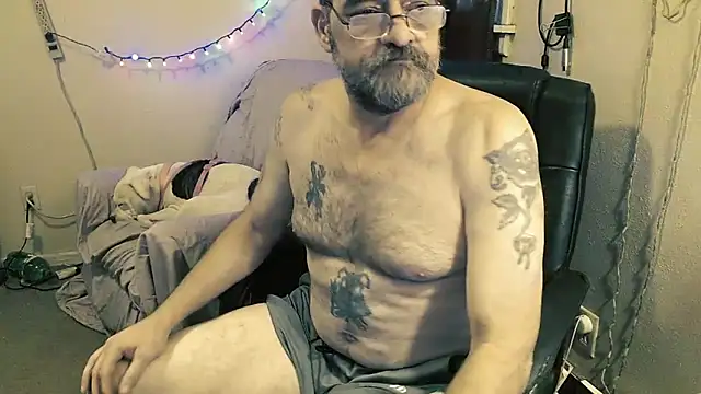 Snapshot of MrBigginTX chatting on February 4, 2026, 11:42 pm MrBigginTX online show from February 4, 2026, 11:42 pm