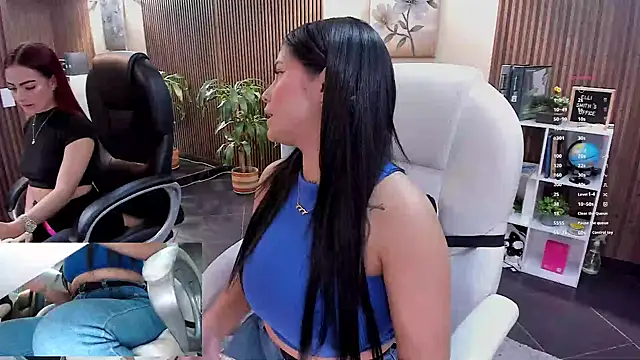 Snapshot of ElliSmith chatting on December 1, 2025, 9:42 pm ElliSmith online show from December 1, 2025, 9:42 pm