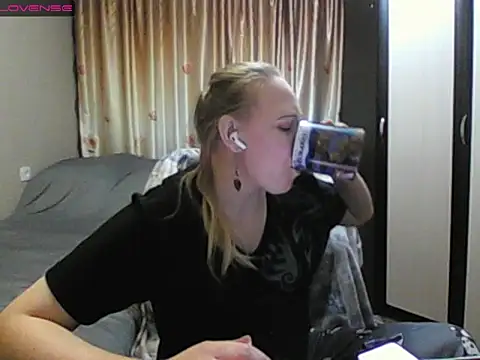 Snapshot of JenniDeep chatting on March 11, 2026, 8:37 pm JenniDeep online show from March 11, 2026, 8:37 pm