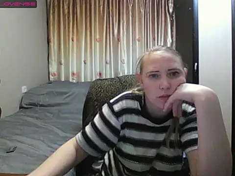 Snapshot of JenniDeep chatting on April 4, 2026, 5:43 pm JenniDeep online show from April 4, 2026, 5:43 pm