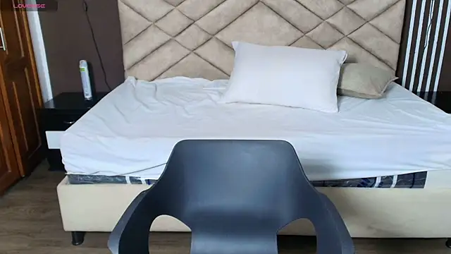 Laracooper  online show from November 28, 2025, 7:16 pm