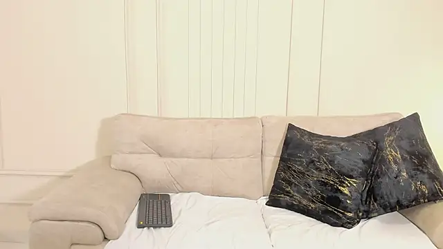 Naomi Lynn online show from December 4, 2025, 7:55 pm