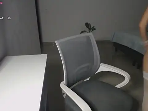 Snapshot of softkitty__ chatting on December 5, 2025, 7:32 pm softkitty online show from December 5, 2025, 7:32 pm