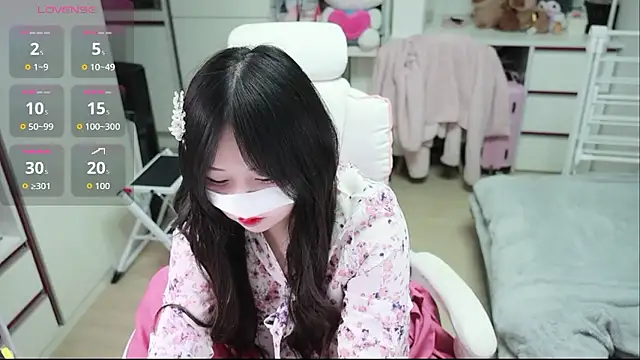 kimhyeona2005 online show from February 18, 2026, 12:12 pm