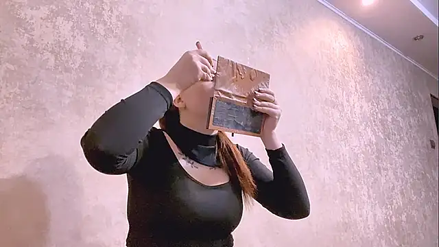 Snapshot of EveCrotts chatting on November 15, 2025, 12:23 pm EveCrotts online show from November 15, 2025, 12:23 pm