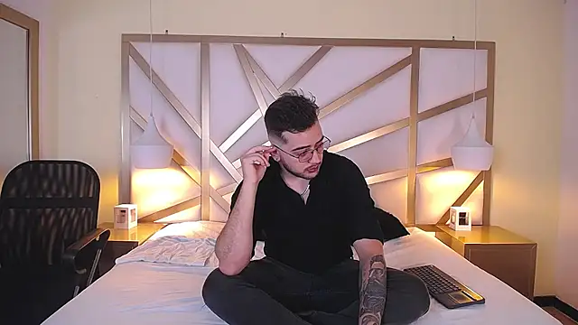 Ethan Greys online show from December 3, 2025, 4:09 am