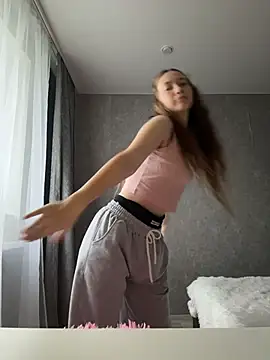 Snapshot of Holy_Poly chatting on November 18, 2025, 8:19 am Holy Poly online show from November 18, 2025, 8:19 am