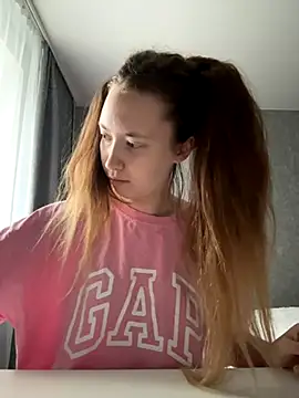 Snapshot of Holy_Poly chatting on December 5, 2025, 8:23 am Holy Poly online show from December 5, 2025, 8:23 am