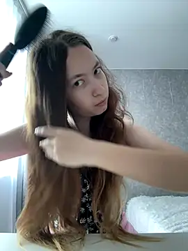 Snapshot of Holy_Poly chatting on December 17, 2025, 8:20 am Holy Poly online show from December 17, 2025, 8:20 am