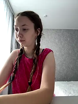 Snapshot of Holy_Poly chatting on December 19, 2025, 8:32 am Holy Poly online show from December 19, 2025, 8:32 am