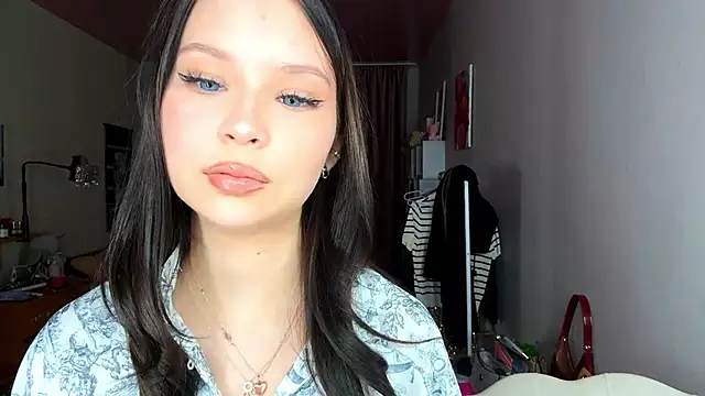 Snapshot of EmmaJonse chatting on November 17, 2025, 11:05 am EmmaJonse online show from November 17, 2025, 11:05 am