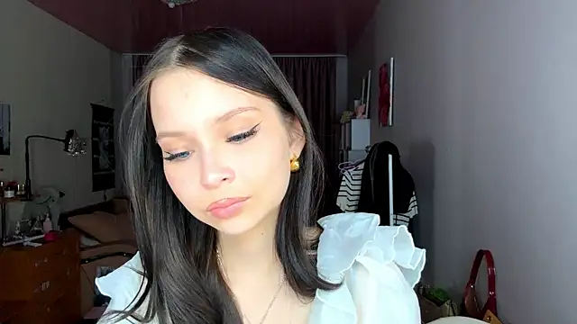 Snapshot of EmmaJonse chatting on November 18, 2025, 12:31 pm EmmaJonse online show from November 18, 2025, 12:31 pm