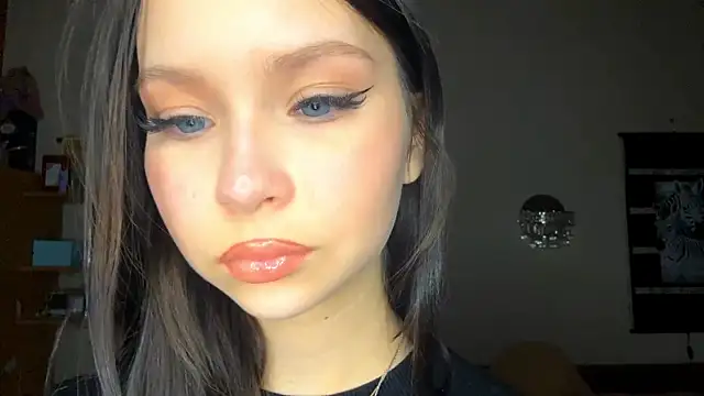 EmmaJonse online show from December 1, 2025, 11:04 am