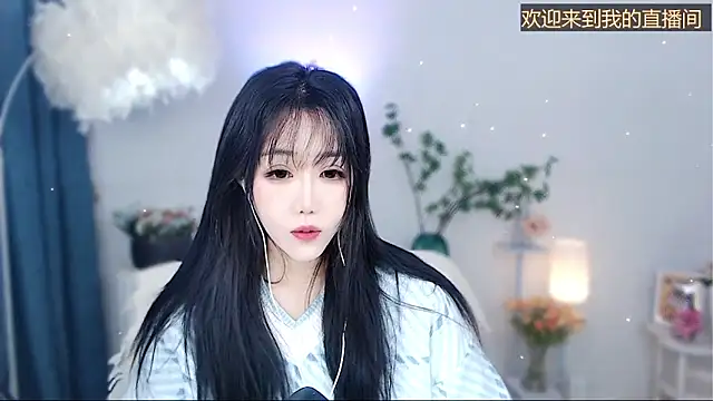 Snapshot of Laura_520 chatting on December 1, 2025, 11:43 pm Laura 520 online show from December 1, 2025, 11:43 pm