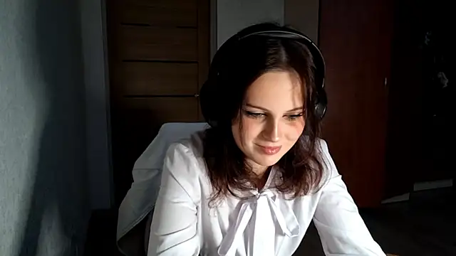 LouiseMarengo online show from November 30, 2025, 1:59 pm