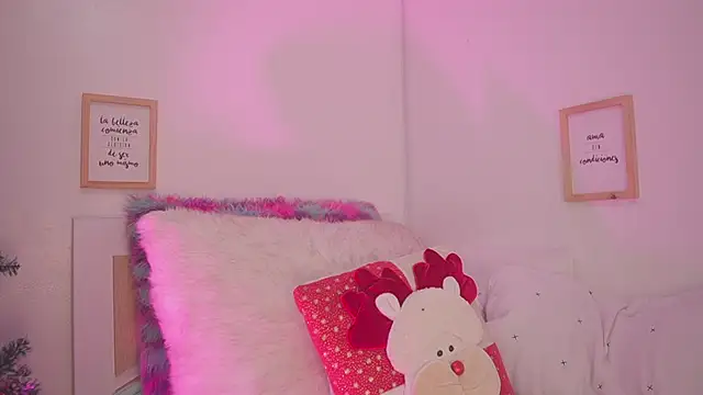 Snapshot of Enola_Holmes_ chatting on December 14, 2025, 12:32 pm Enola Holmes online show from December 14, 2025, 12:32 pm