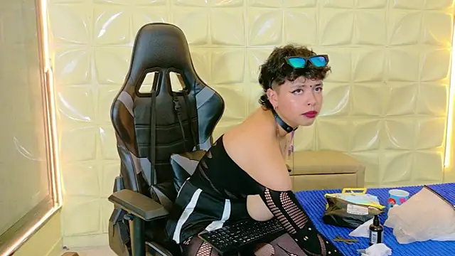 lunabustygirl online show from March 5, 2026, 12:06 am