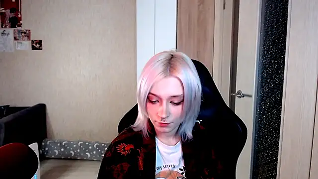 SophiaLur online show from December 4, 2025, 2:37 pm