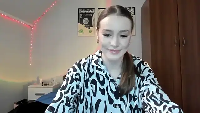 Snapshot of tinyglow chatting on December 16, 2025, 11:59 am tinyglow online show from December 16, 2025, 11:59 am