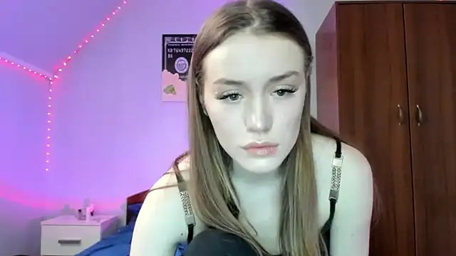 tinyglow online show from March 13, 2026, 9:32 pm