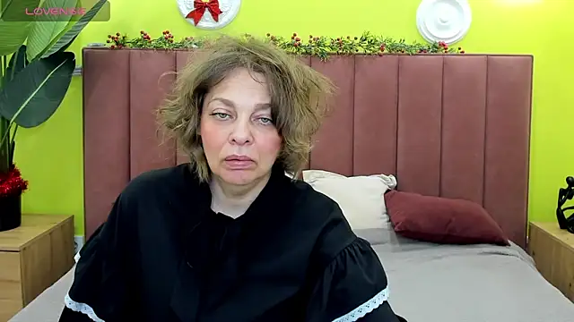 Snapshot of Valerie_King chatting on December 21, 2025, 1:24 am Valerie King online show from December 21, 2025, 1:24 am