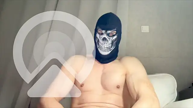 Snapshot of Luna_MaskedMan chatting on May 5, 2026, 7:00 pm Luna MaskedMan online show from May 5, 2026, 7:00 pm