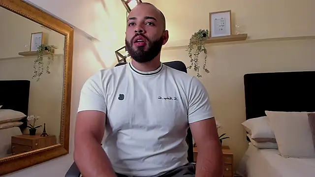Snapshot of Chris_Varden chatting on May 21, 2026, 3:35 am Chris Varden online show from May 21, 2026, 3:35 am