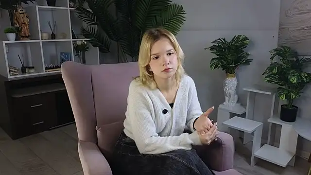 Snapshot of PhillisEsplin chatting on November 17, 2025, 9:04 am PhillisEsplin online show from November 17, 2025, 9:04 am