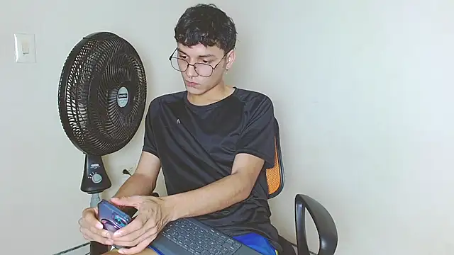 Snapshot of andrew_dann chatting on November 20, 2025, 9:03 pm andrew dann online show from November 20, 2025, 9:03 pm