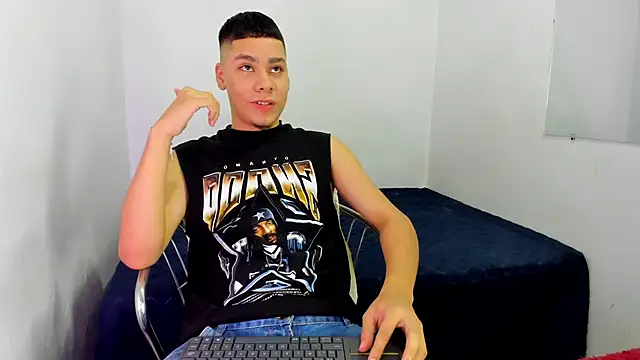 Snapshot of Lucastorrez01 chatting on May 10, 2026, 3:44 am Lucastorrez01 online show from May 10, 2026, 3:44 am