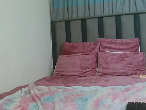 Snapshot of PrettyWeird chatting on December 1, 2025, 7:41 pm PrettyWeird online show from December 1, 2025, 7:41 pm