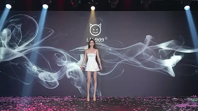 Snapshot of LU-909 chatting on November 24, 2025, 8:14 am LU-909 online show from November 24, 2025, 8:14 am