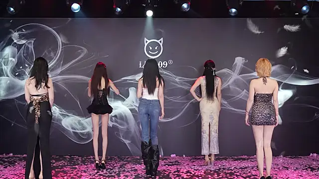 Snapshot of LU-909 chatting on November 28, 2025, 8:06 am LU-909 online show from November 28, 2025, 8:06 am