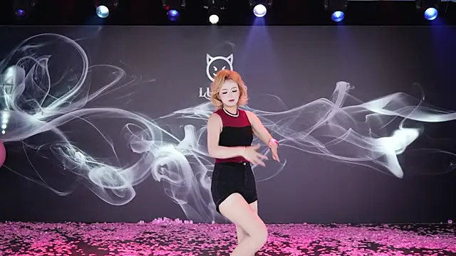 Snapshot of LU-909 chatting on December 3, 2025, 8:12 am LU-909 online show from December 3, 2025, 8:12 am