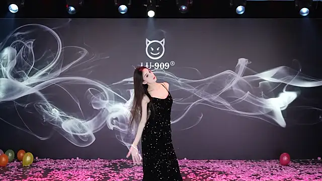 Snapshot of LU-909 chatting on December 4, 2025, 8:12 am LU-909 online show from December 4, 2025, 8:12 am