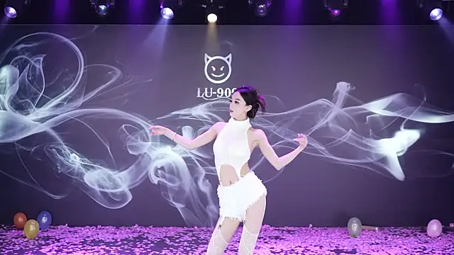 Snapshot of LU-909 chatting on December 5, 2025, 8:12 am LU-909 online show from December 5, 2025, 8:12 am