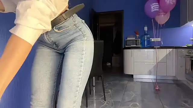 Snapshot of Jolienne chatting on December 5, 2025, 4:14 pm Jolienne online show from December 5, 2025, 4:14 pm