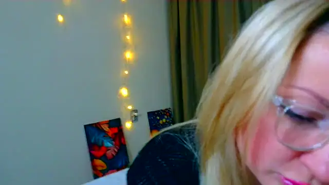 MilaLove   online show from November 19, 2025, 1:44 pm