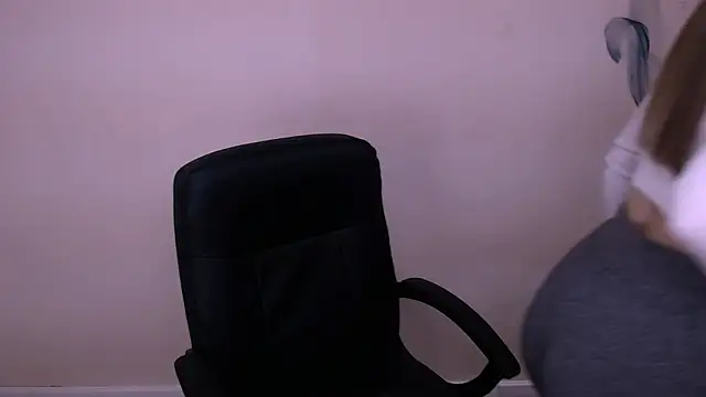 Snapshot of MillaTems_ chatting on December 16, 2025, 7:46 am MillaTems online show from December 16, 2025, 7:46 am