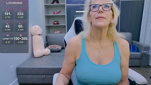 Snapshot of FitCougar chatting on November 27, 2025, 9:39 pm FitCougar online show from November 27, 2025, 9:39 pm