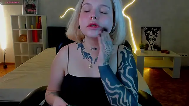 Snapshot of shadow__purrr chatting on November 19, 2025, 1:38 am shadow purrr online show from November 19, 2025, 1:38 am