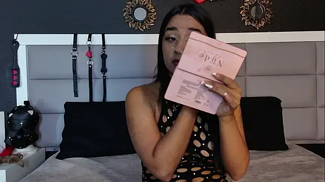 Snapshot of LeahSole chatting on January 9, 2026, 4:37 am LeahSole online show from January 9, 2026, 4:37 am