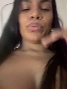 Snapshot of ArielleMillerr- chatting on December 16, 2025, 5:51 pm ArielleMillerr- online show from December 16, 2025, 5:51 pm